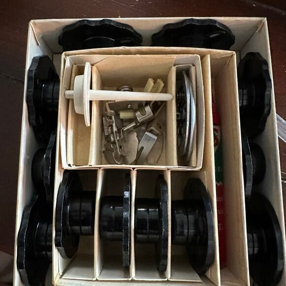 Vintage Singer accessories touch and sew model 648 - Picture 5 of 7